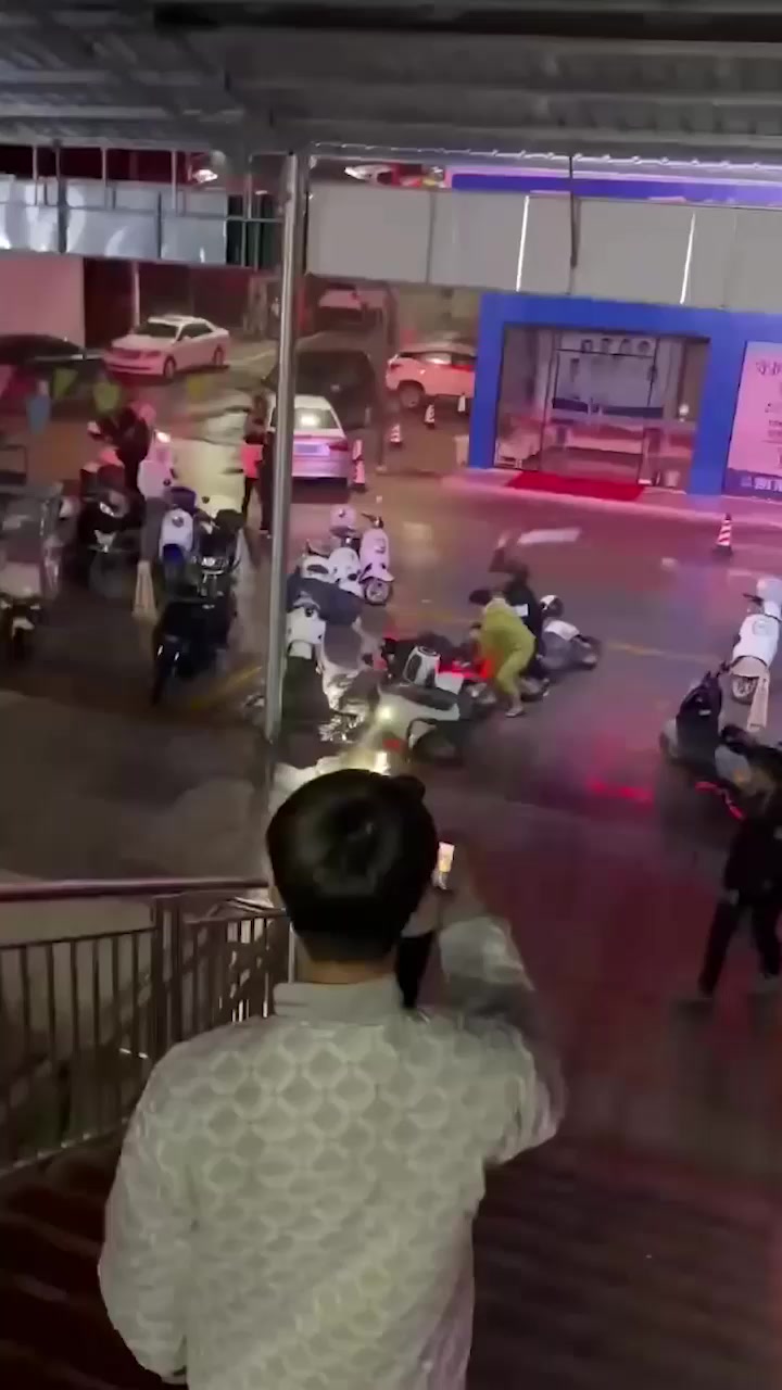 街头群架钢管砸头血流成河 多人对峙情绪失控冲突升级 现场画面触目惊心！