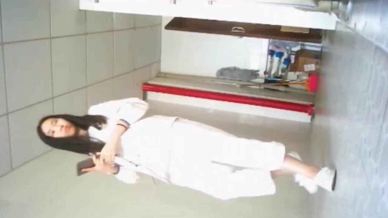 双重偷拍 厕所偶遇极品美女疯狂扣穴自慰 室友床底下藏着猛扣骚逼被偷拍 差点被发现刺激到爆！1
