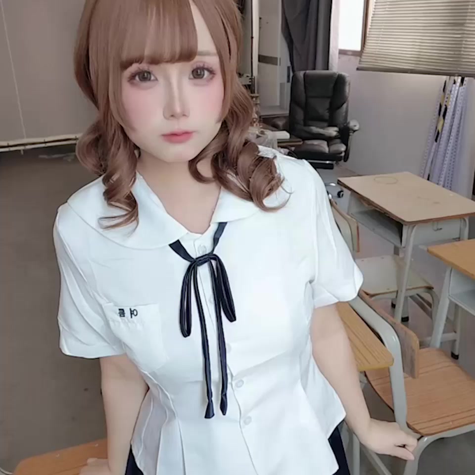 御萝福利姬 日奈娇 扮演制服学妹 全裸酮体写满淫语 奶头粉嫩雪臀狂扭！