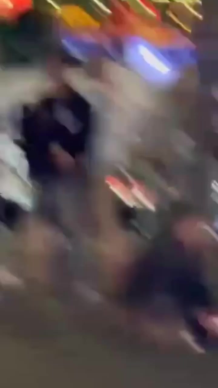 潮汕人妻当街抓奸 小三竟是男GAY 老公认怂跪街求饶 女子怀疑人生当场崩溃大哭！