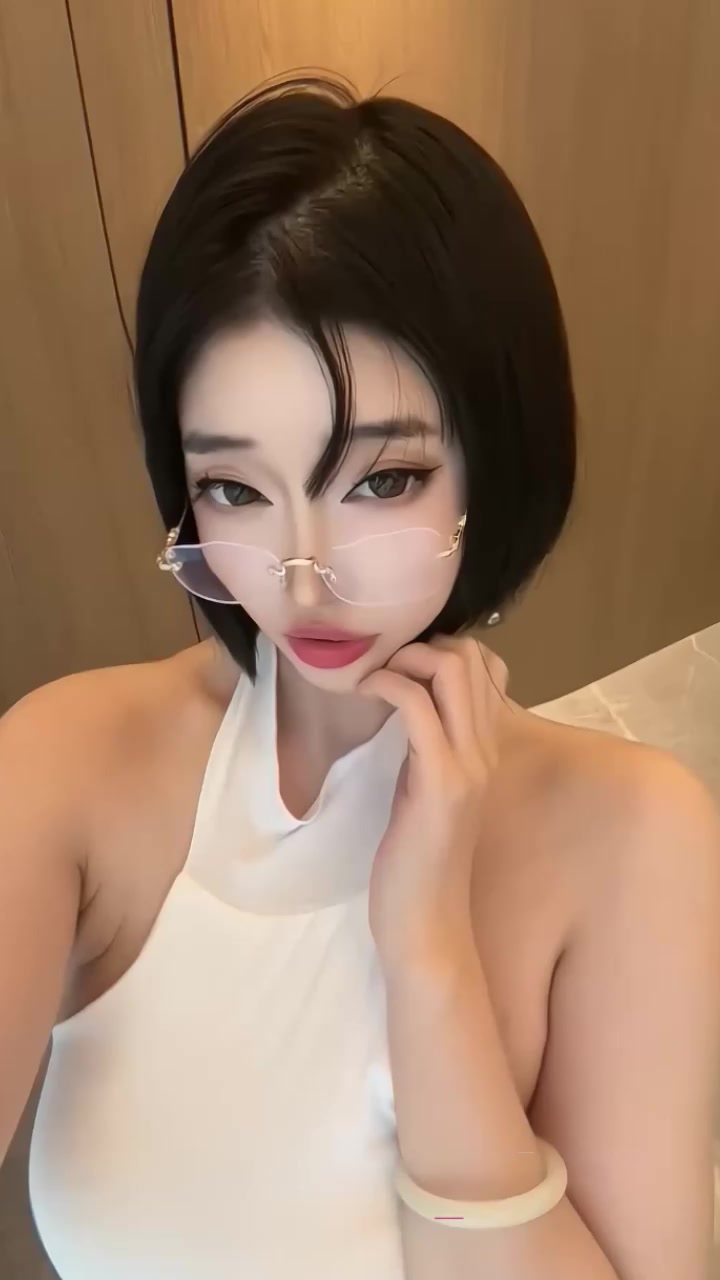 抖音超美网红 小芦sensei 微密圈福利姬身份被扒 气质短发魅魔舌钉 足交挑逗妩媚勾魂！2