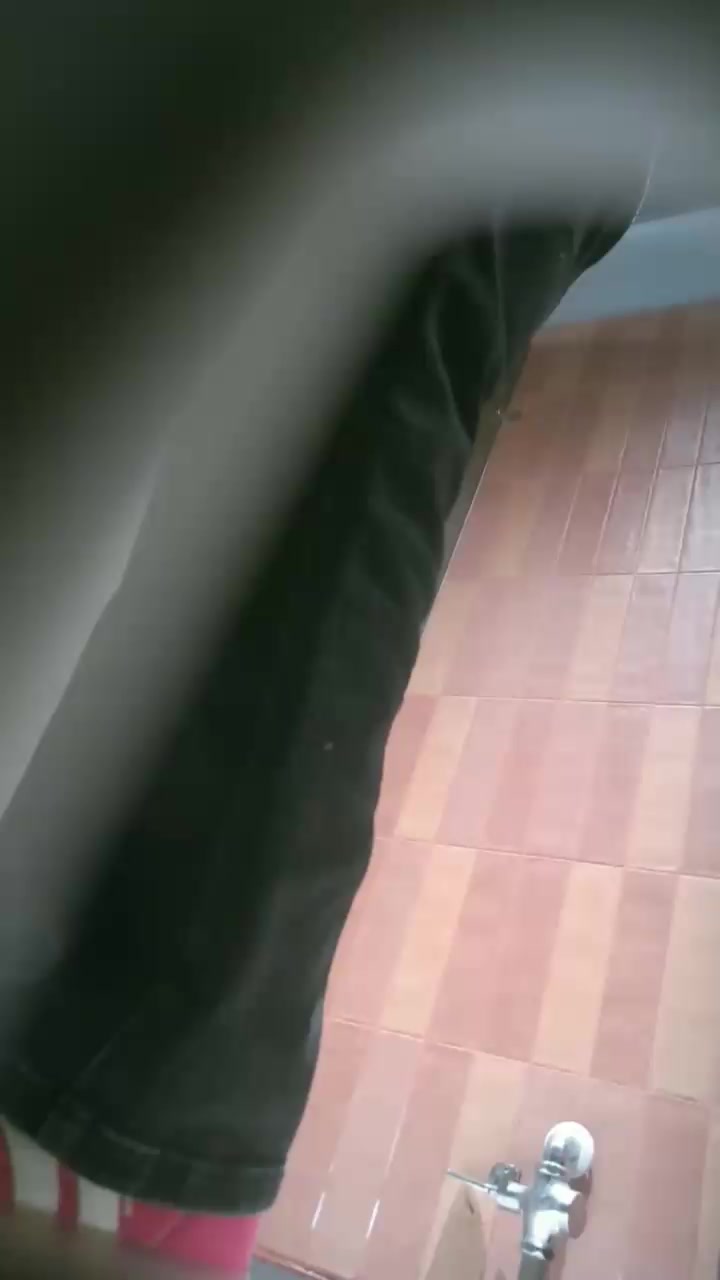 酒吧女厕高清偷拍 性感高颜值妹子尿尿私密画面曝光 脸穴同框上演香艳一幕