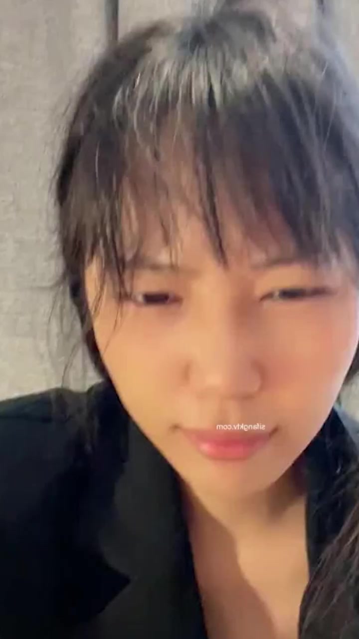 广西玉林模特 啾咪酱 私拍会员福利 对镜全裸展示酮体 揉胸挑逗眼神妩媚 勾起无尽淫靡遐想！2