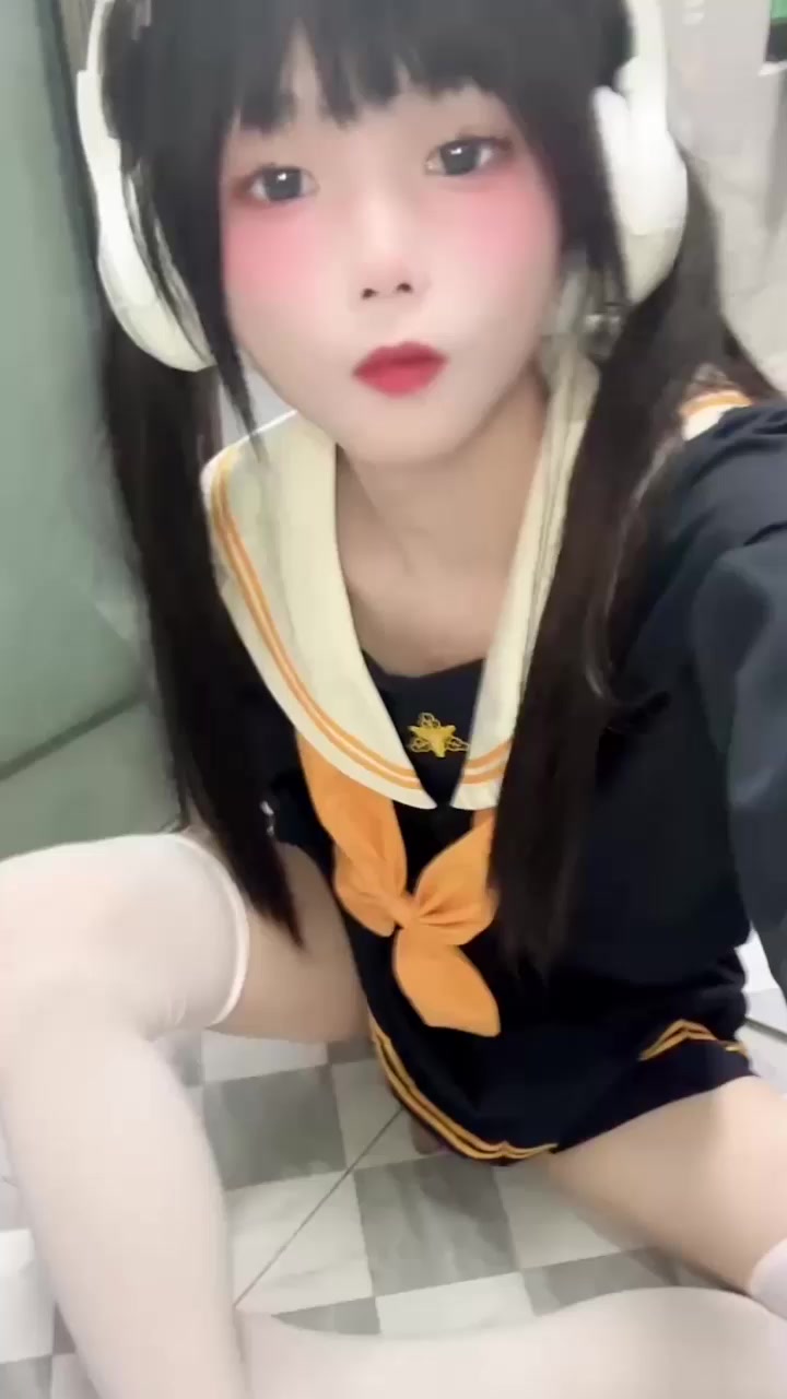 超美萝莉男娘 糖宝 撸动肉棒玩自慰 卡哇伊脸蛋配上粗壮阳具 淫的不可思议！
