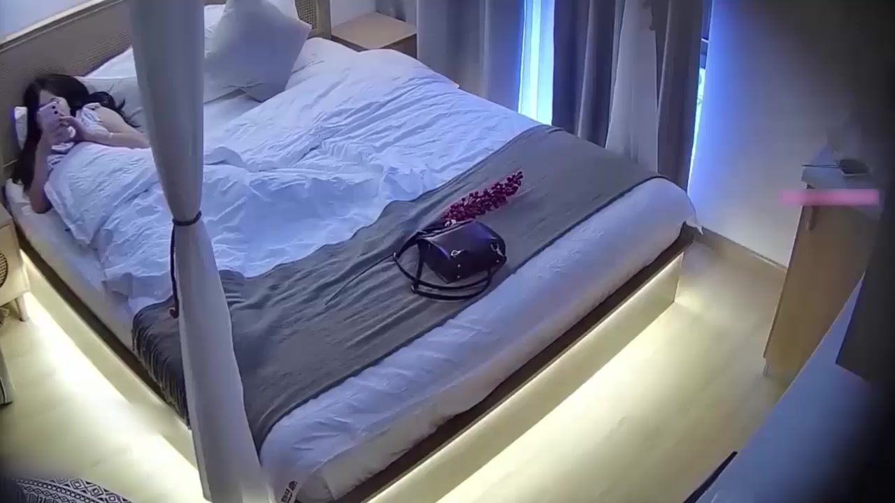 酒店偷拍神作 丰满学生妹看片情难自禁 手指插穴忘情自慰 从专注到脸红高潮 浪得一批！
