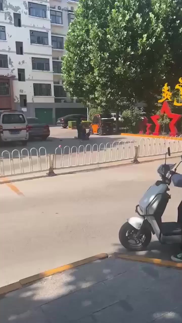 正妻马路怒揍小三 扯头发按在地上疯狂摩擦 场面失控到让人目瞪口呆！