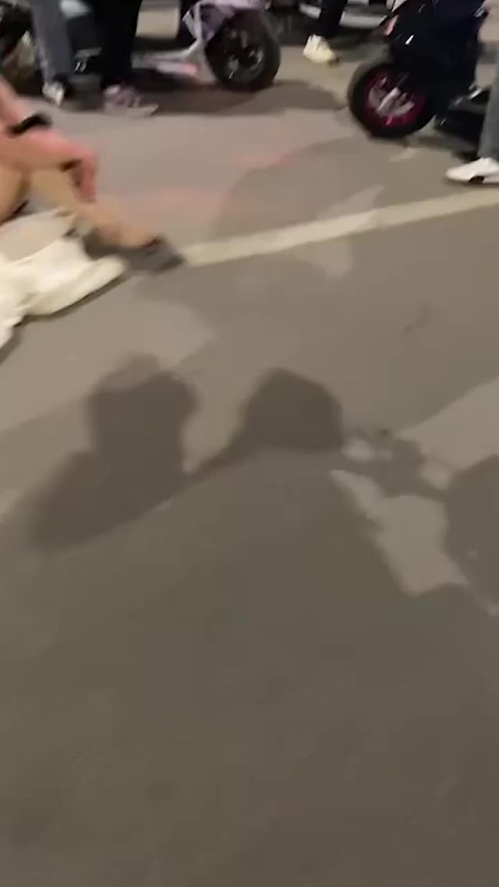 广西奇葩事件 女子因丈夫出轨第三者生子 心态崩溃裸奔街头 遭鬼火少年围观 语言调戏手机狂拍！