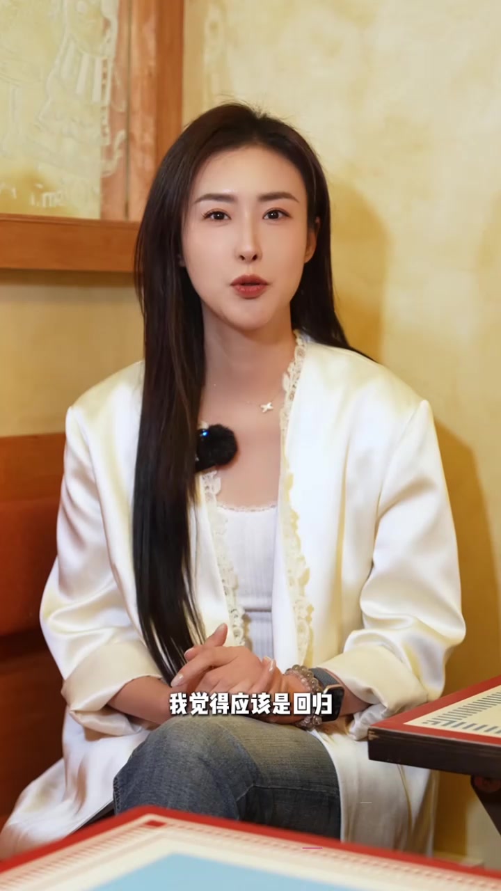 中国第一车模 翟凌 高调宣布回归 早期兽兽艳照门视频再度被疯传 勾起一代人的青春记忆！1