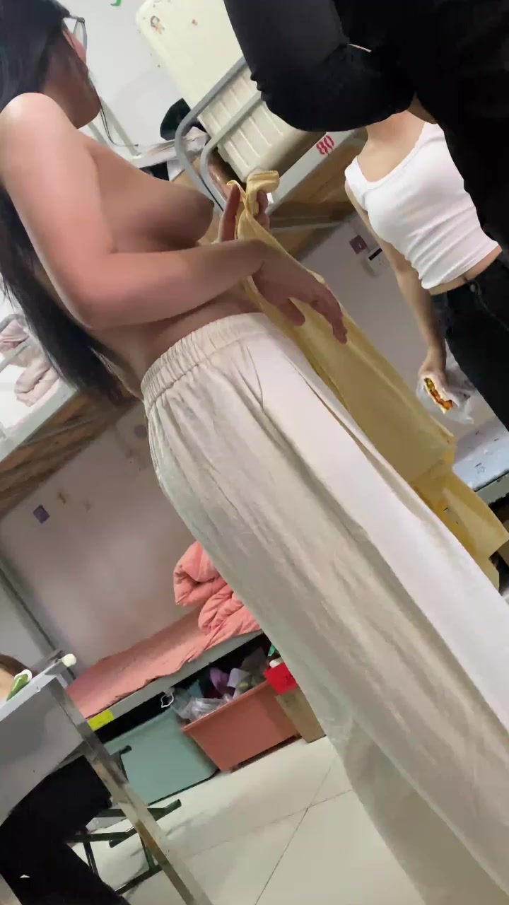 河北大学女宿舍偷怕视频 女生为舔金主秒变偷拍工具人 专盯舍友美胸肥臀下手 堪称纯天然青春肉体盛宴！