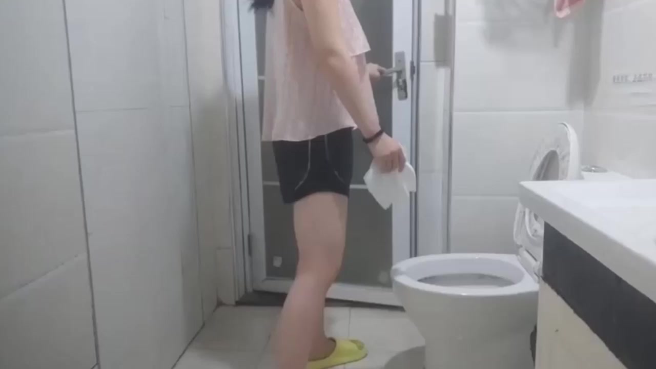 邪恶房东哥太会玩了 出租屋里偷拍嫩妹租客洗澡 雪白大奶和粉嫩私处清清楚楚 剪成合集天天回味！