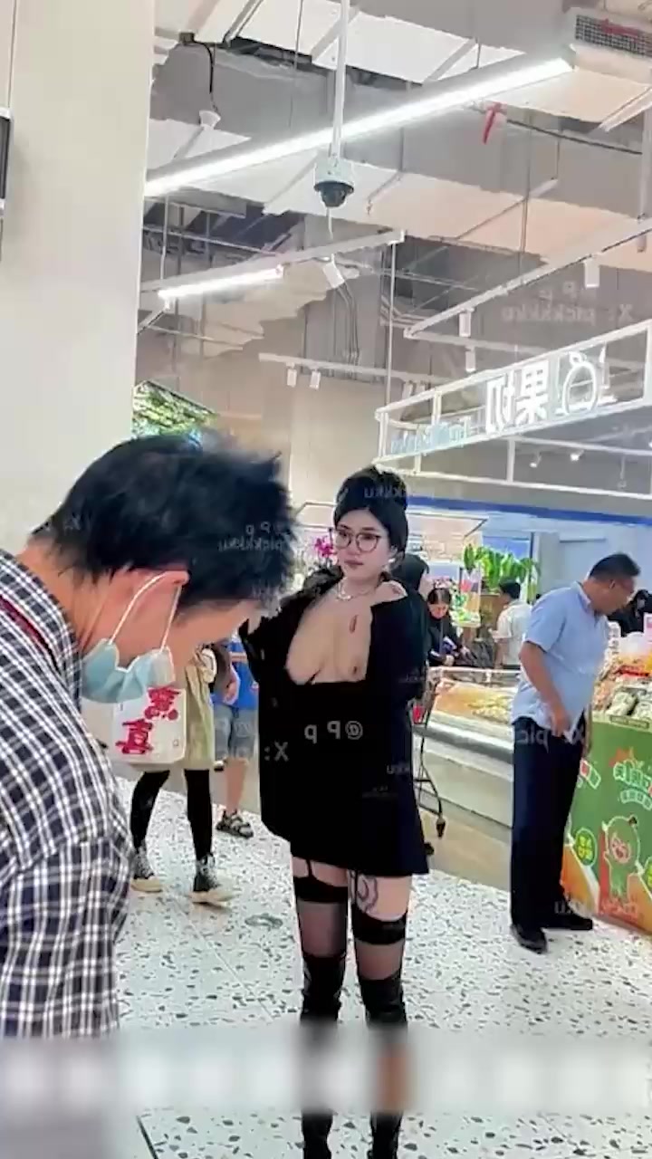 推特网红 广州屁屁 双面人生大曝光 闹市露出巨乳 大街身穿情趣服站着尿尿 金主的专属发情母狗骚到极致！