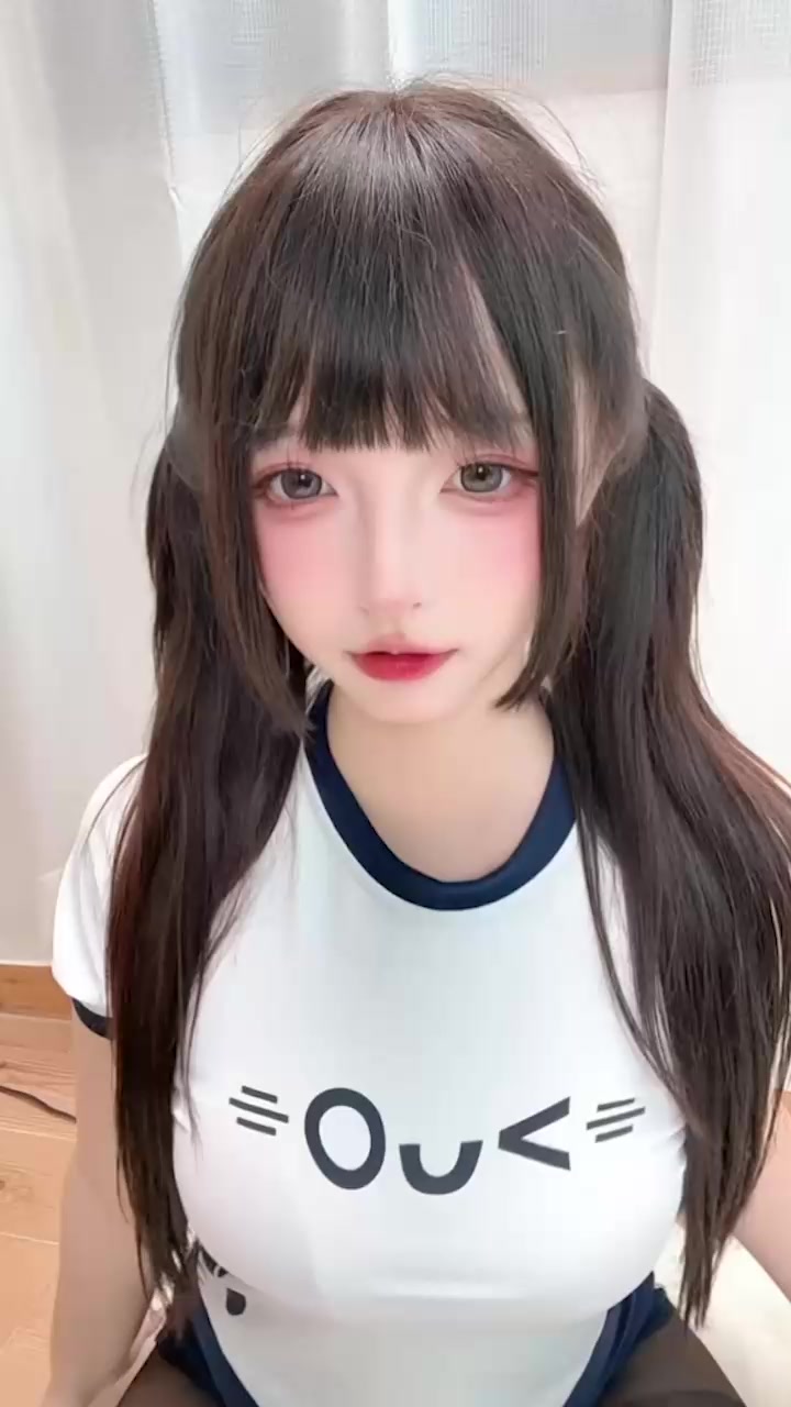 推特福利姬 神楽坂真冬 黑丝萝莉体操服足控诱惑 搔首弄姿诱惑摆拍简直太顶了