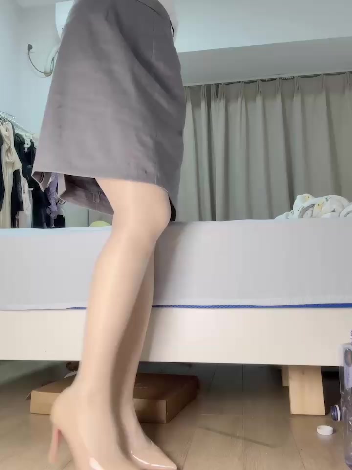 性感女神 梦中的梦 丝袜高跟鞋制服诱惑 肉丝包裹大长腿极品身材 前凸后翘狂扭诱惑 道具自慰高潮喷水不断