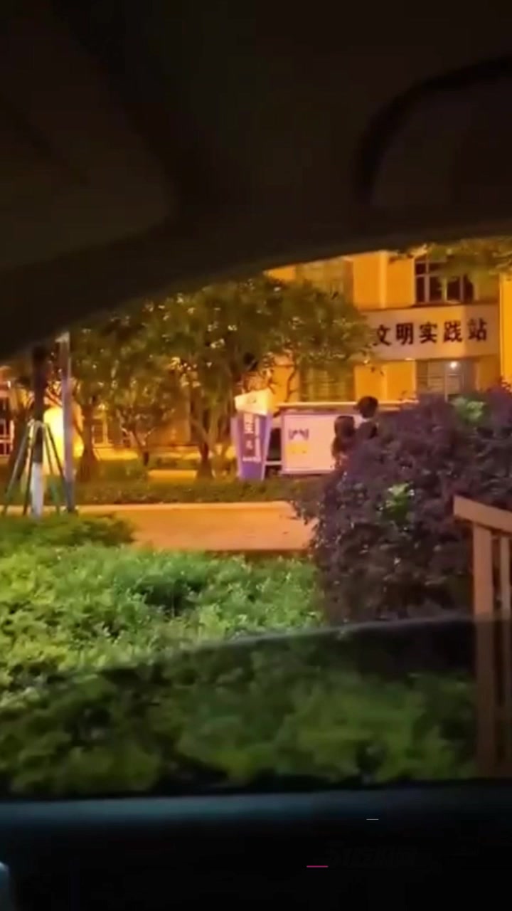 东莞上沙中山北路车震抓奸 老公跟小三在车里疯狂做爱 老婆收到预警直接杀到现场 撕逼开打！