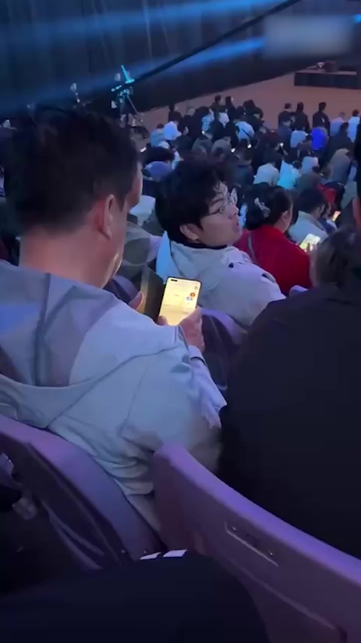 吉利发布会现场老年观众表演约炮 熟练地对女性进行约炮式搭讪 荒诞至极！2