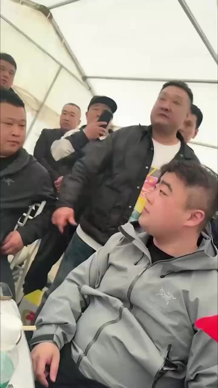 东北一大哥离世竟把百万奔驰S450L直接随葬入土 8888连号豪车被活埋 太壕了！