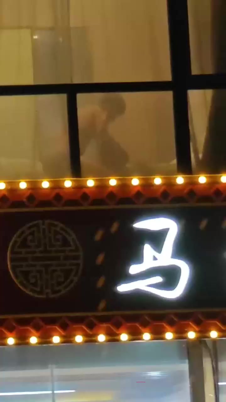 酒店窗户惊现情侣疯狂做爱现场 各种姿势打桩猛操 街头活春宫全被路人拍下 太劲爆了！