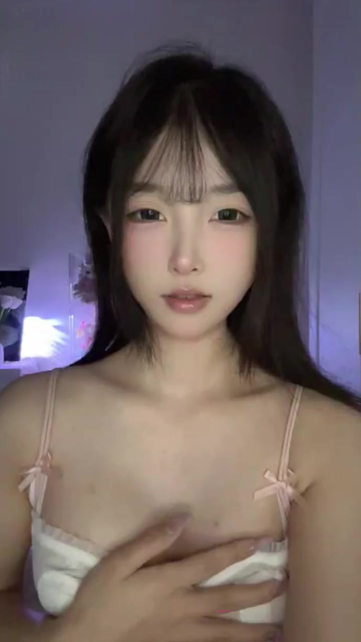 快手清纯网红 小曦 金主裸聊福利 撅臀摆胯掰唇震蒂 身姿曼妙气质风骚判若两人！2