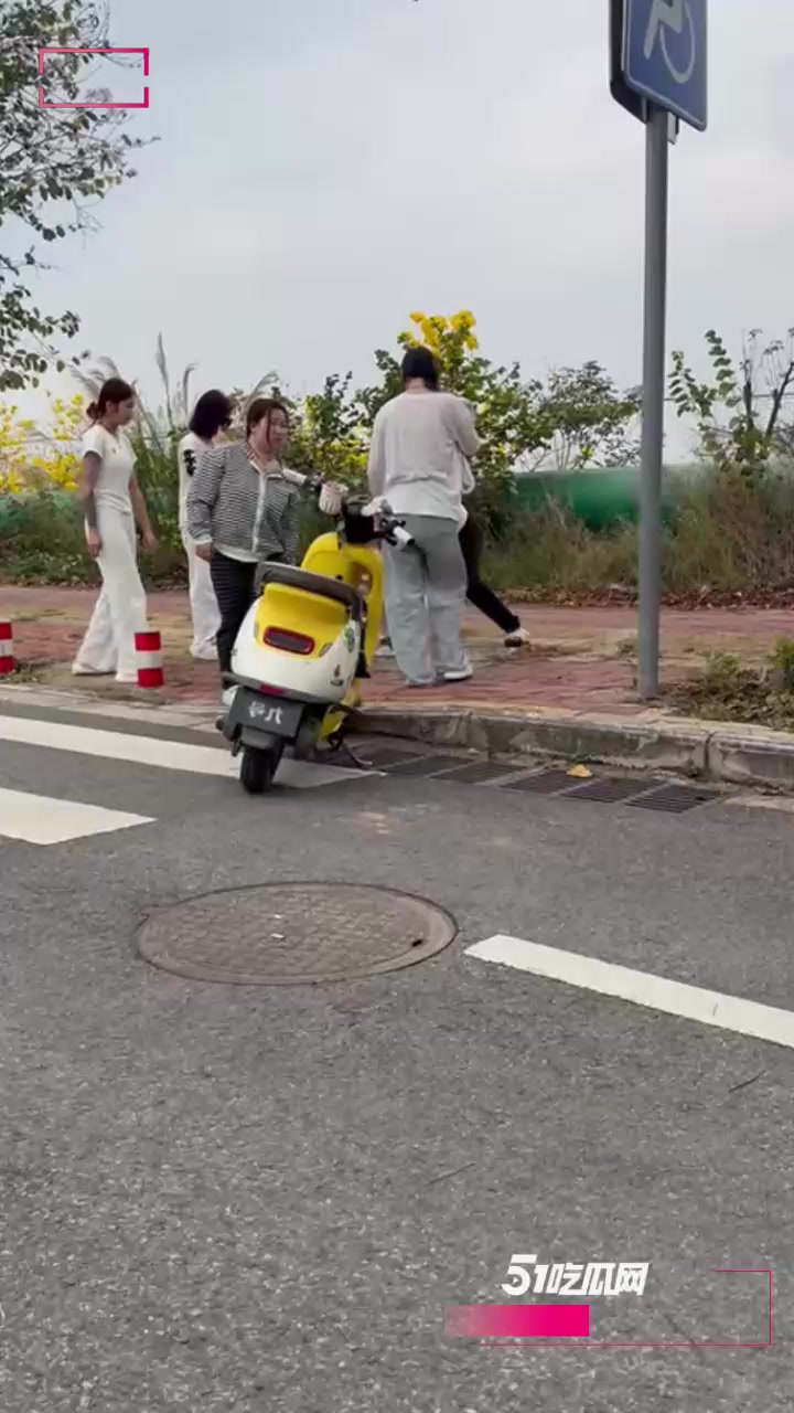 马路街头惊现精神小妹三打一现场 受害女生内衣内裤被撕全程哭喊求饶 围观群众吃瓜疯狂偷拍