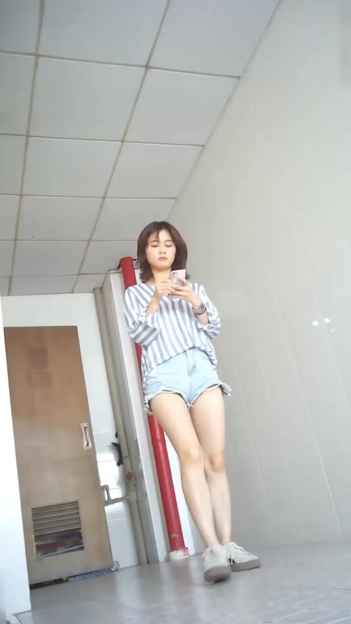 顶级鸭舌帽长腿美女厕所尿尿被偷拍 紧致蜜穴下尿液喷涌而出 水声四溅场面香艳至极！