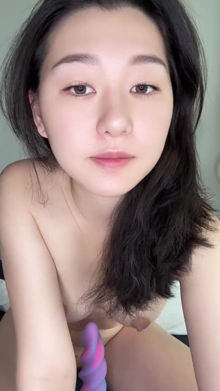台湾超美小仙女 魏乔安 幻龙骑乘秀流出 全裸玩弄紫粉魅魔大屌 小穴吞吐啧啧作响 露出最下贱真面目！