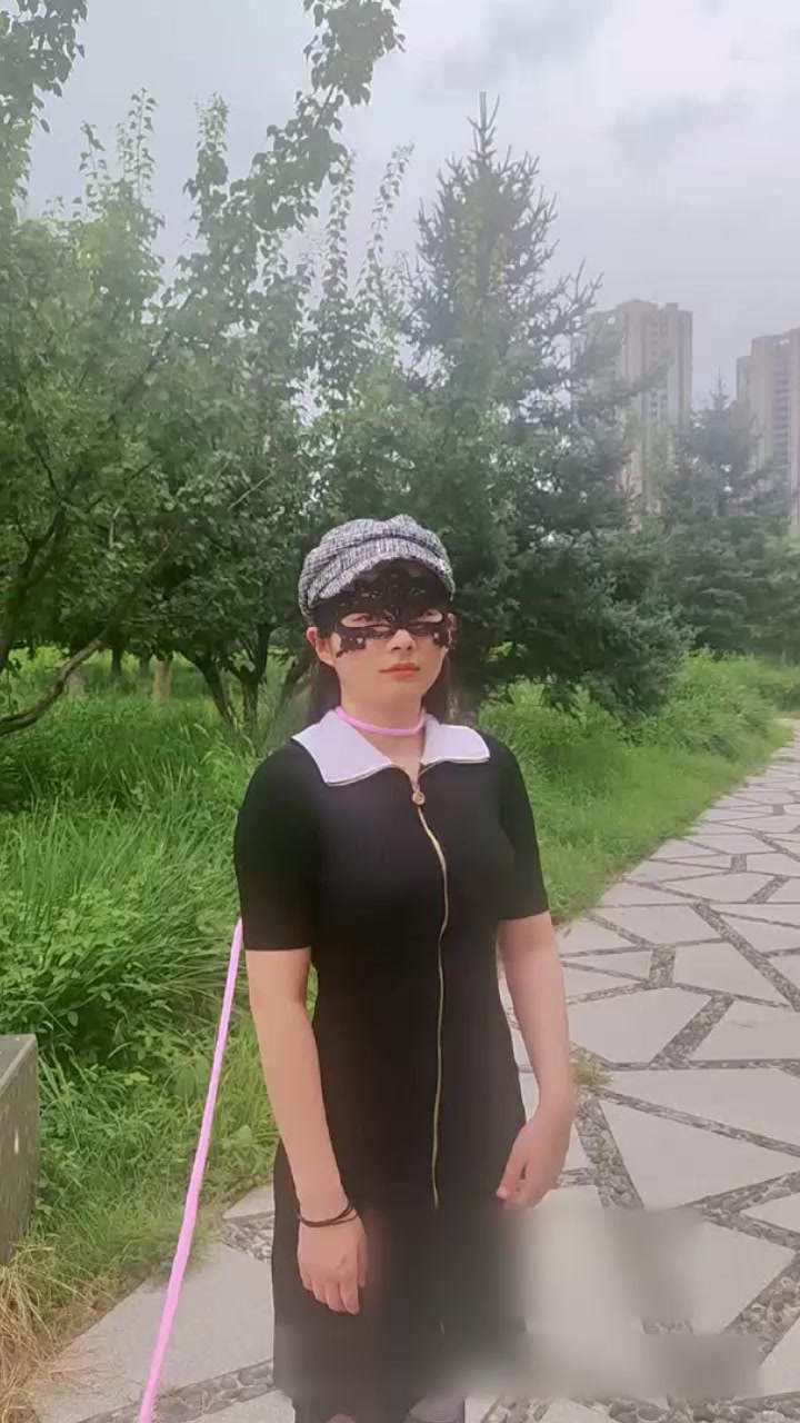 户外女神 桔梓 公园露出福利 玩跳蛋塞穴裸体跪爬 狗链一栓热尿喷溅！