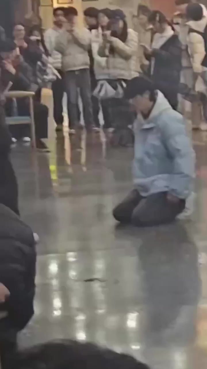 湖北长江艺工职院惊现顶级海王 撩妹被女友抓包当众下跪 一人同时搞定多女 真天才时间管理大师！
