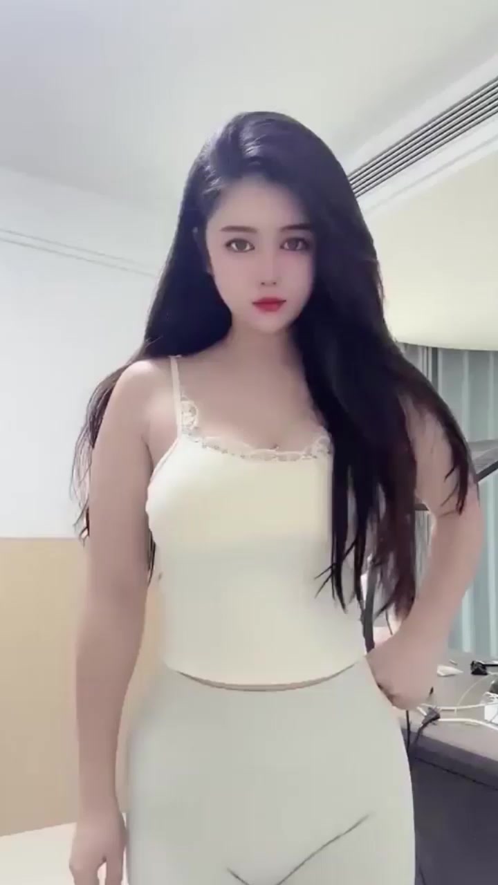 电臀网红 依依想抱抱 玩裸聊自慰 随乐曲性感脱衣跳裸舞 M开腿玩跳蛋狂插白虎穴！