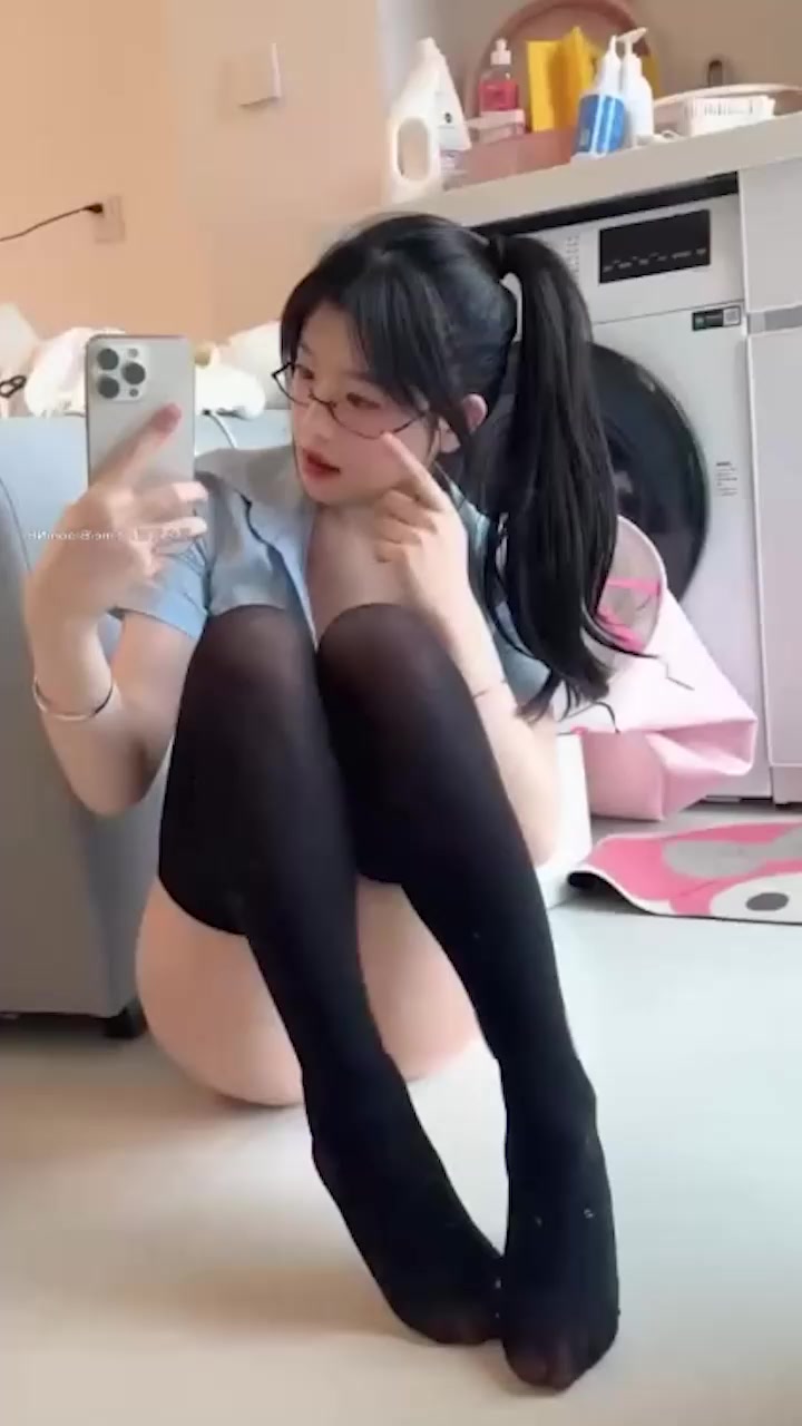 超嫩甜妹 亲亲岩 定制福利 顶美颜值美乳肥臀 一身白衣彻底放开 摆各种骚姿势淫荡到飞起