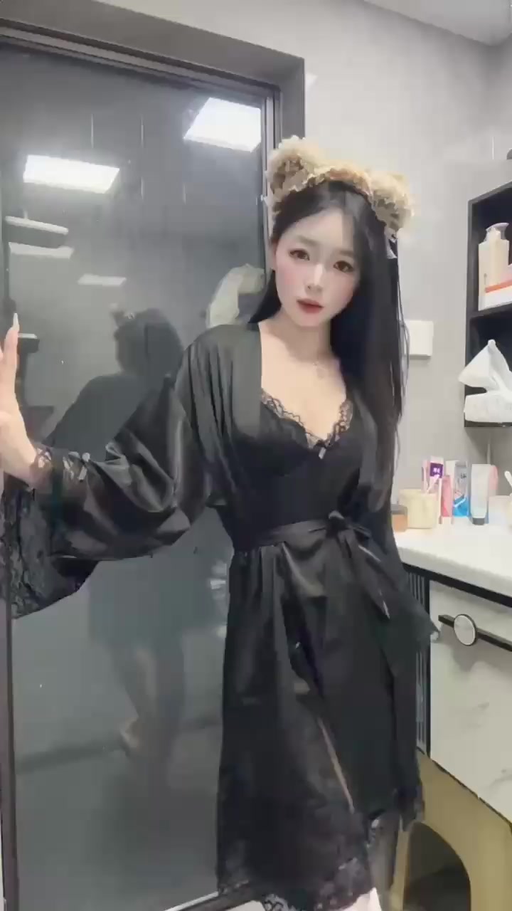 快手极品小妹 甜乐 付费定制 身着情趣内衣大秀骚舞 扭腰顶胯福利尺度拉满