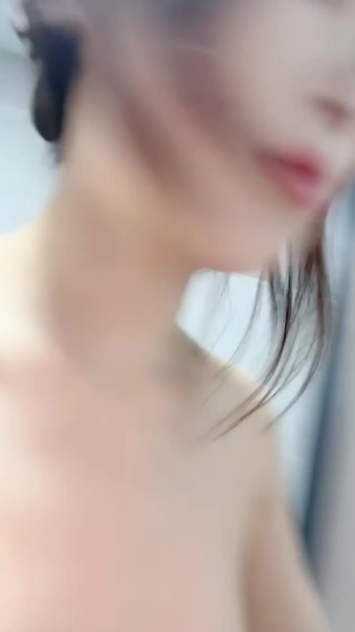 白嫩精神小妹 直播大秀 震动棒自慰热身 实战骑乘穴肉绞紧肉棒 痴女酮体贪婪获取快感 画面性感蛊惑！