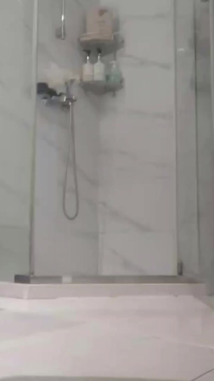 云南师范清纯女生 杨晓莹 为捞金自录全裸沐浴 奶子晃荡小穴粉嫩 露脸冲洗骚姿百出！