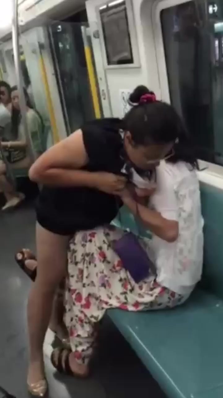 反差小仙女地铁互撕衣服 当场露出雪白诱人酮体 吃瓜群众围观骚动一片