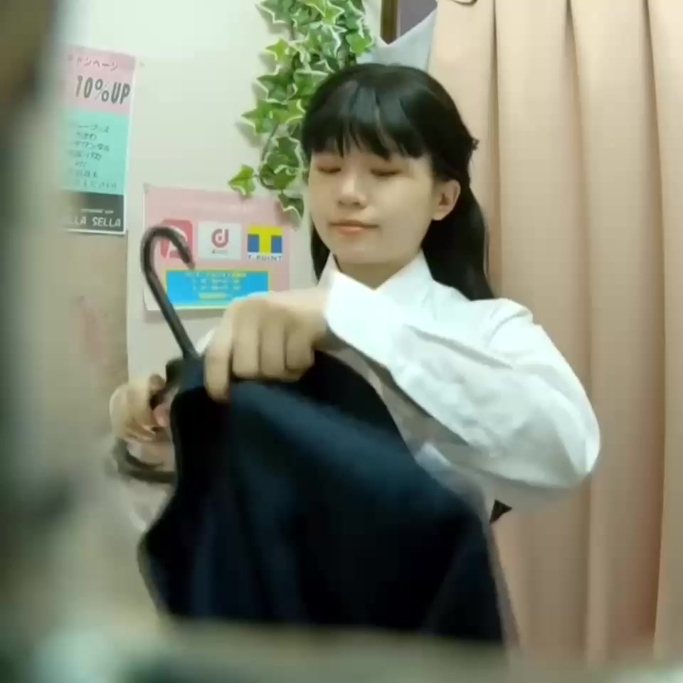 漂亮女学生换装被偷拍 白嫩水润美乳晃动特写 清纯校服到内衣全过程让人欲罢不能 满足你的偷窥欲望！