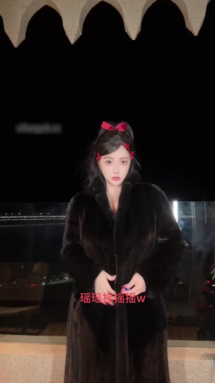 微博福利姬 瑶瑶摇摇摇 圣诞炮机自慰福利 巨乳狂晃情趣装诱惑拉满 掰开粉嫩骚穴塞进高速炮机 喷汁四溅！