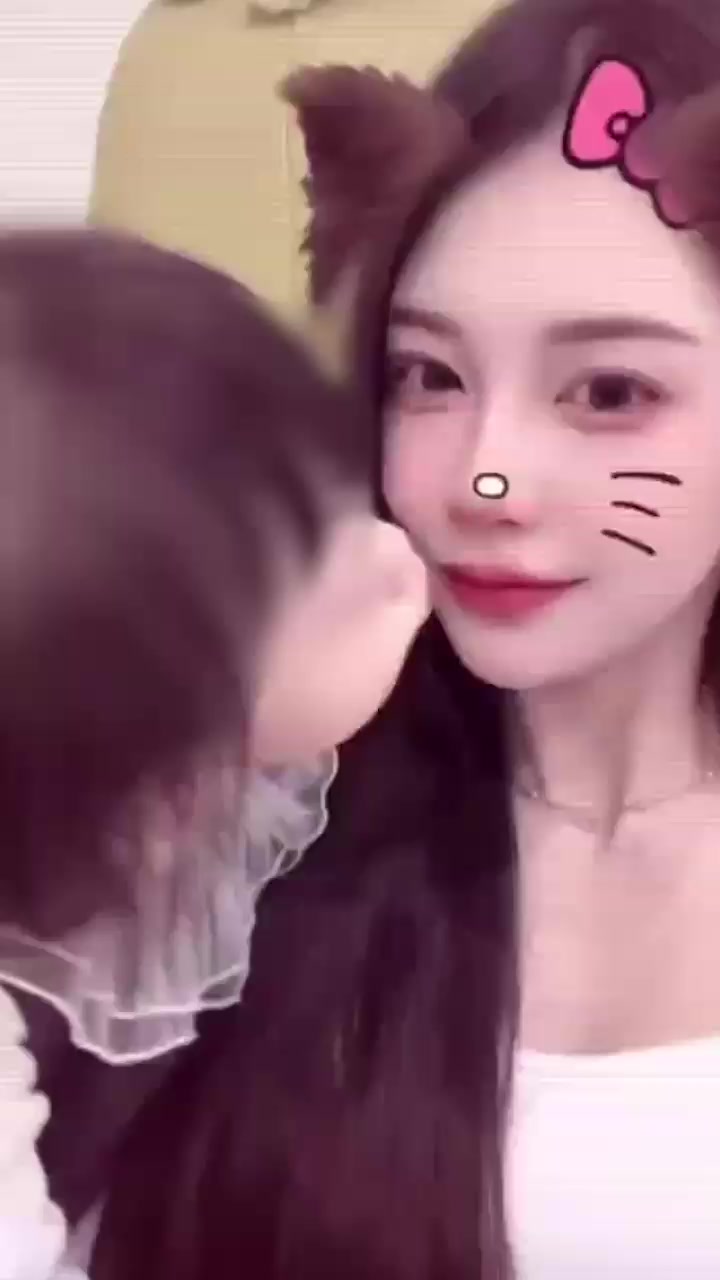 TikTok极品宝妈人妻 vv0511 早期不雅视频流出 贤妻良母变饥渴荡妇露脸吞屌 反差太炸裂！