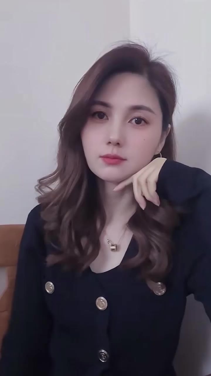 新疆混血美女 马燕燕 私密性爱视频流出 被各种姿势猛玩 白丝粉穴淫水直流 异域风情骚劲拉满！