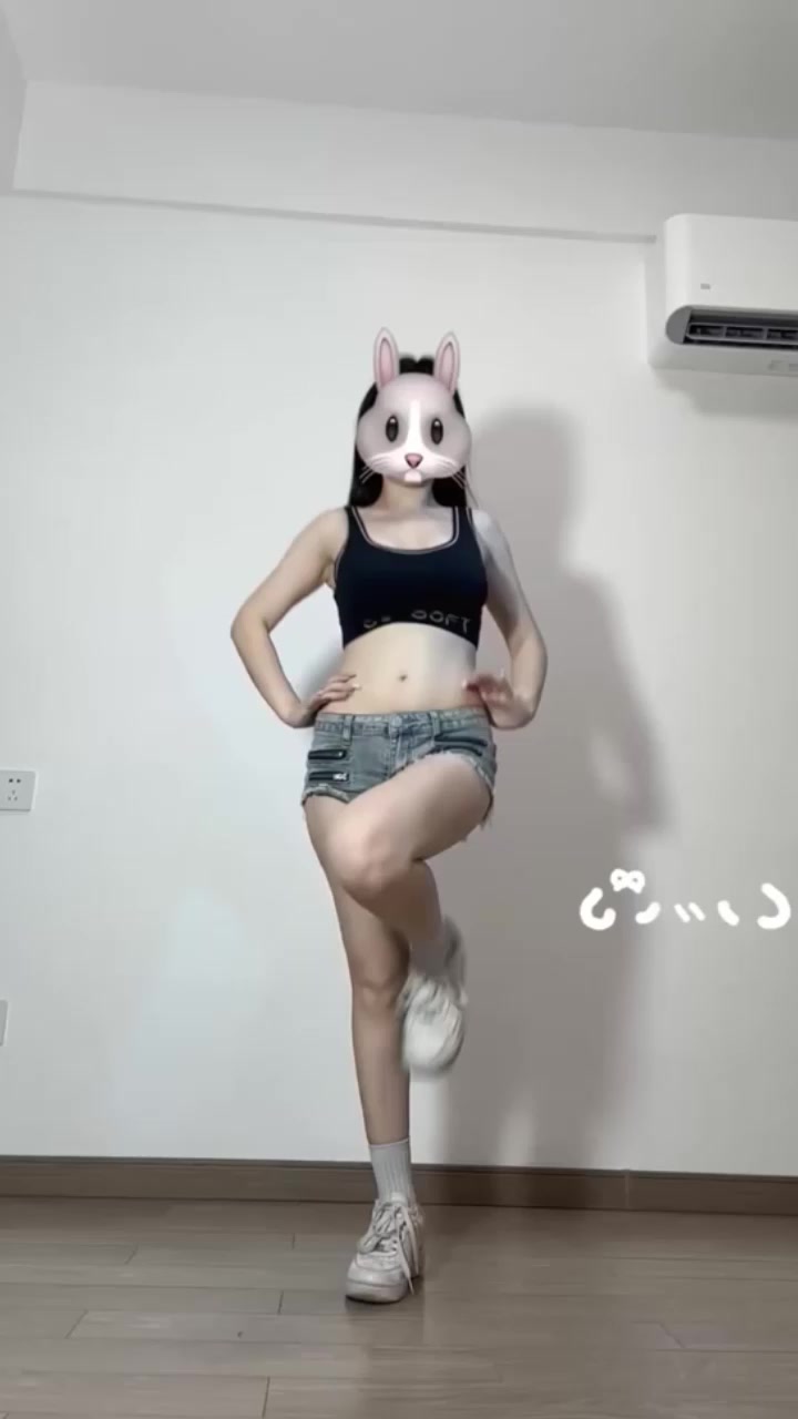 新秀美女舞者 蚊子 VIP裸舞合集流出 首次完美露脸 全裸骑乘假屌自慰 脸穴同框扭腰甩臀 淫态骚绝！