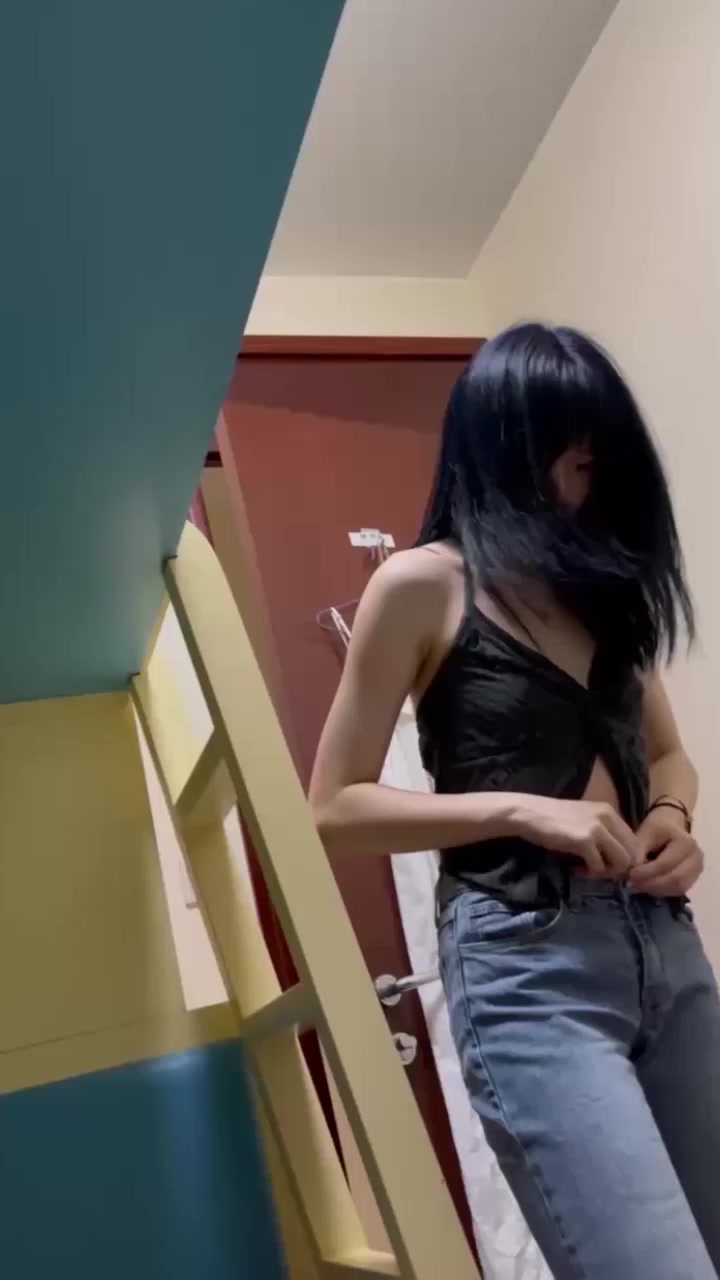 北京清纯学生妹不雅视频曝光 苗条小妖精床上超淫 被金主扛腿爆操 满脸销魂表情 翻眼高潮诱人无比！