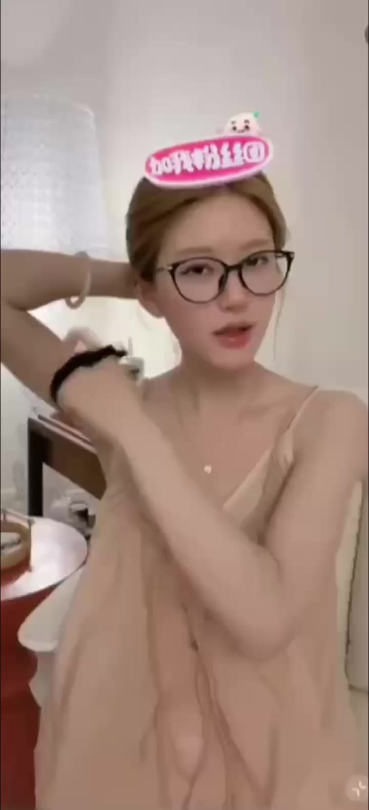 千万粉丝明星赵露思抖音直播时不小心走光 网友惊呼：没想到这辈子还能看到赵露思的小葡萄