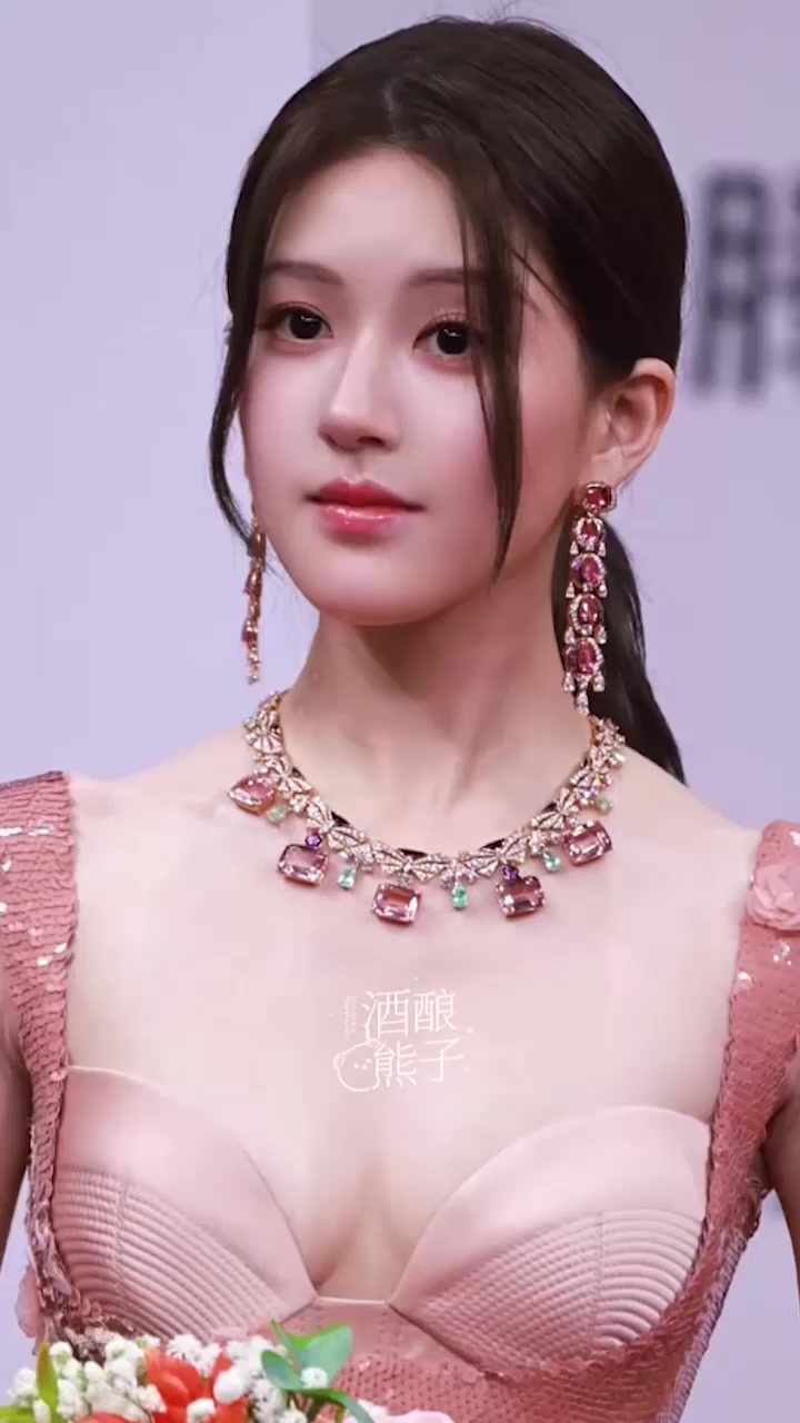 赵露思2026跨年再陷舆论风波！模仿韩团TWS舞步直呼苍蝇舞引粉丝大战 直播露点+AI换脸啪啪视频全曝光！2