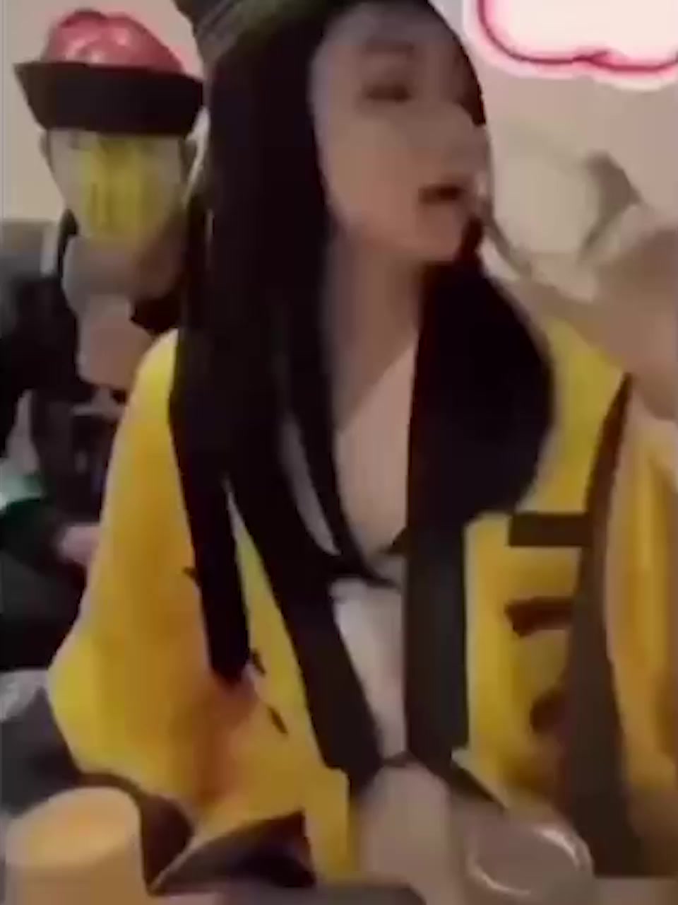 抖音网红 道长小麒 cos崂山道士又火了 骂人段子连珠炮 脏话创意满分 配上道士仙风道骨的反差 刷屏热搜！