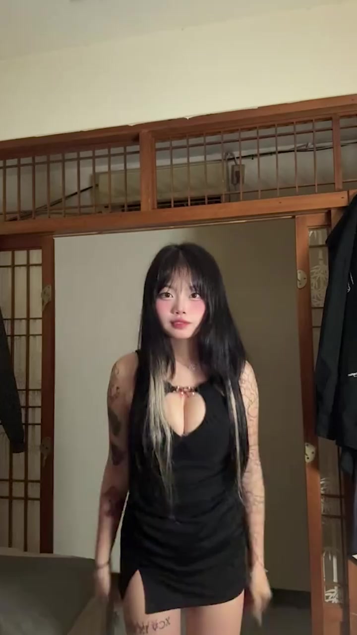 TIKTOK纹身博主 前女友 私密视频曝光 翘臀高撅求后入 纹身晃到眼花 彻底暴露淫荡本性！