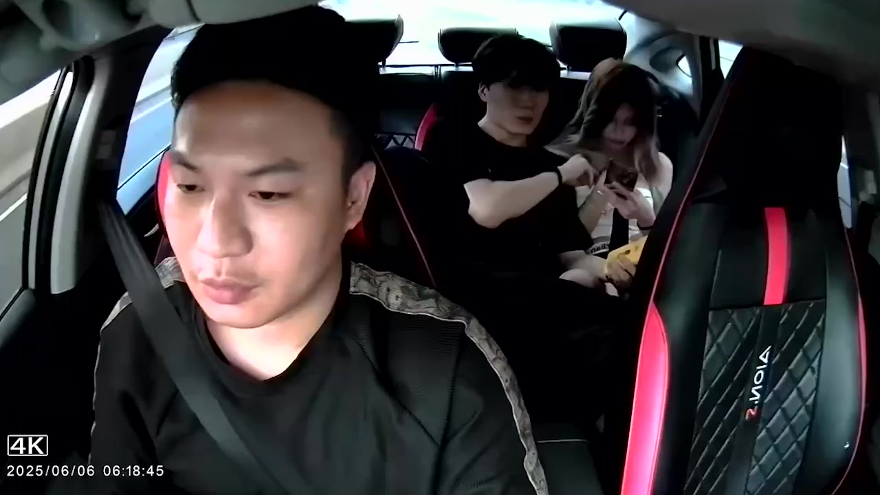 广东网约车活春宫大瓜 情侣后座摸奶狂舔口交 完全无视司机大胆发骚 司机淡定开车看呆全网