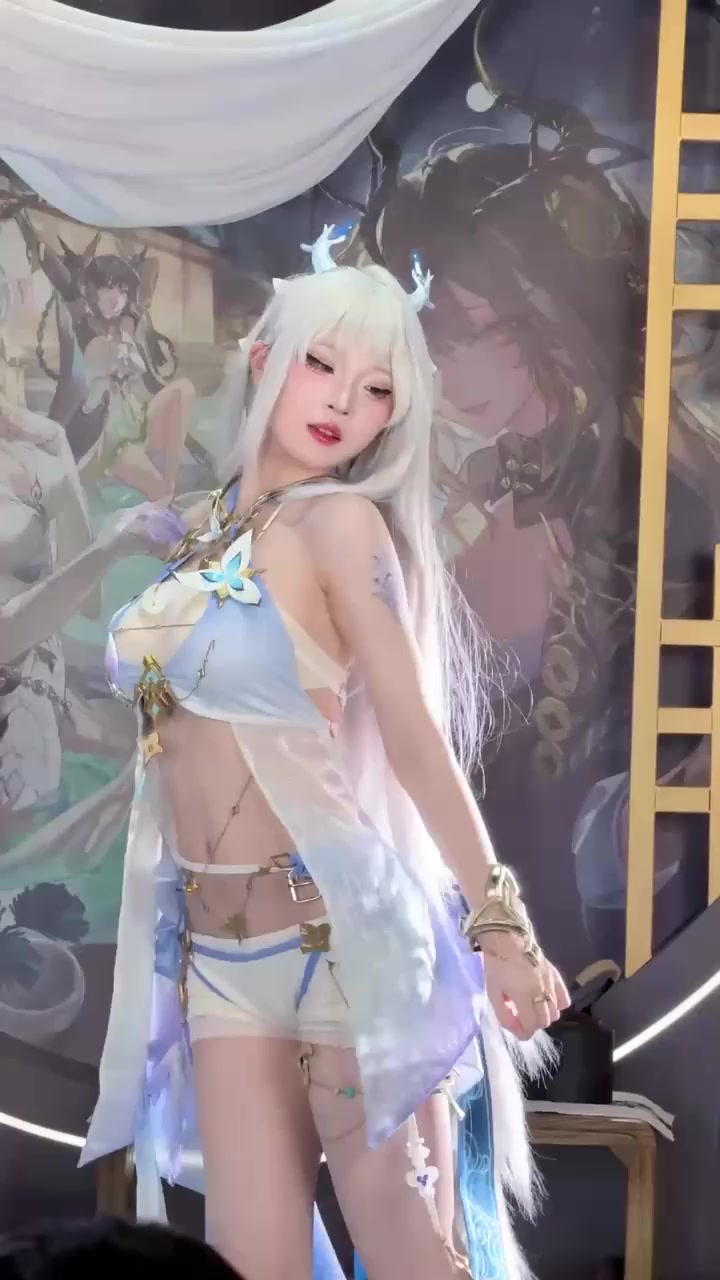 广州萤火虫漫展 高颜值女神cos大集合 巨乳丝足诱惑拉满 摄影师直拍画面香艳火辣！