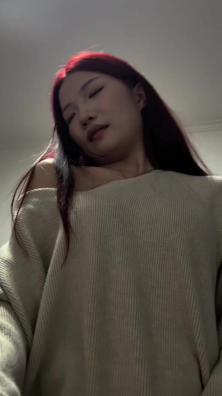 红发精神小妹 出轨私拍 被炮友抠穴揉臀 边跟男友语音撒娇 骚穴性奋淫水直喷 翻身露脸骑乘猛摇！