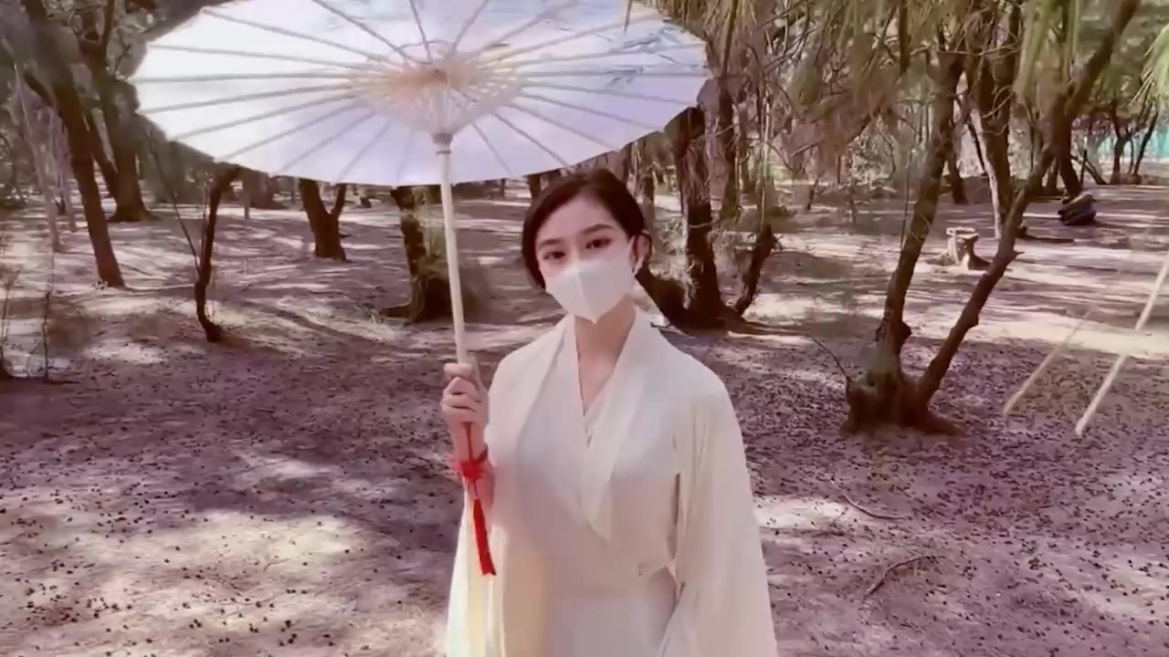 顶级福利姬 亦可姐姐 汉服性爱视频 裙摆半撩露穴挑逗 鸡巴狂插浪叫不止 眼神迷离极致诱惑！