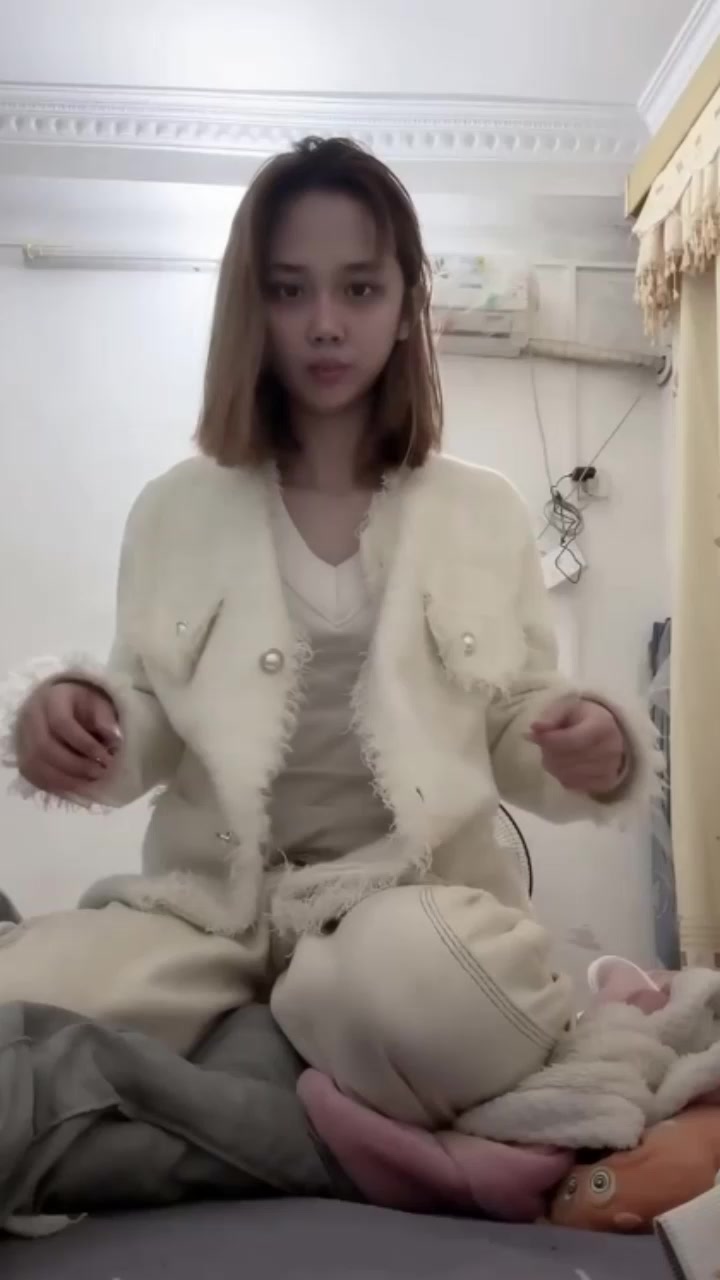 短发大眼绝色女神自慰视频流出！浴室露脸全裸玩穴 娇羞劈腿猛扣骚逼 淫水拉丝反差炸裂！
