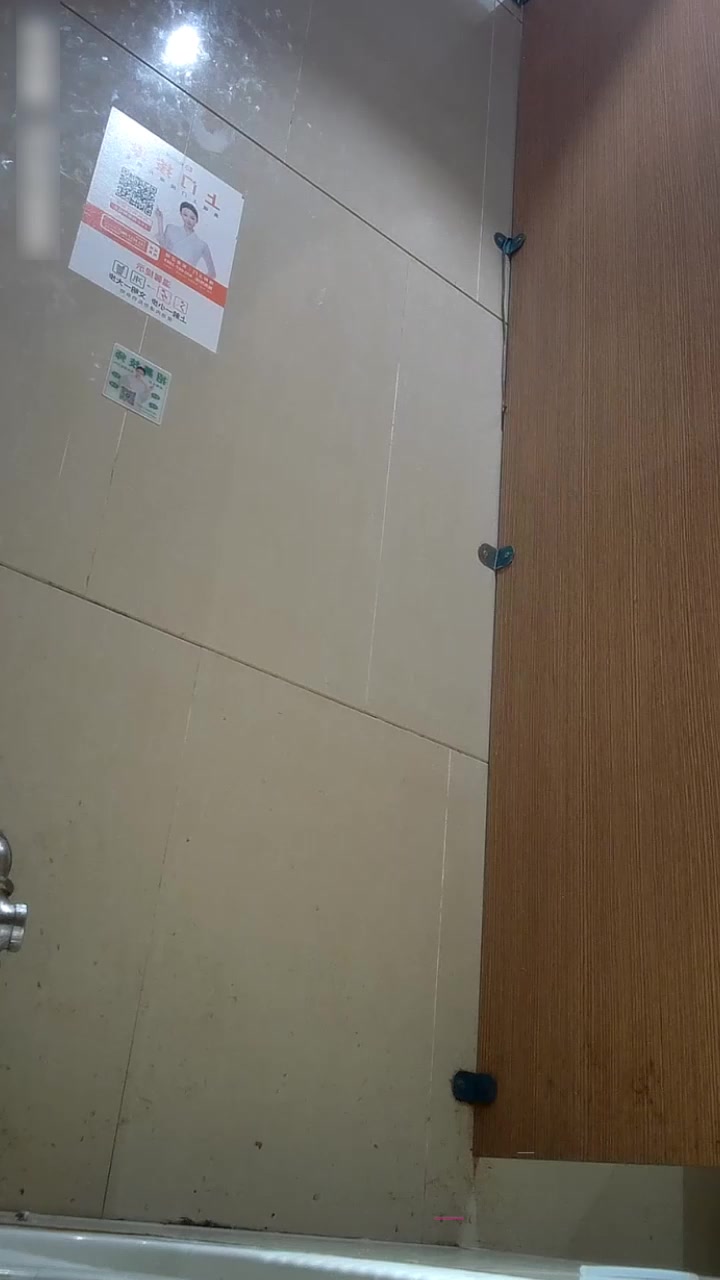 酒吧女厕露脸偷拍 高颜值靓妹肆意泄尿 表面乖巧私处阴毛却乌黑浓密！