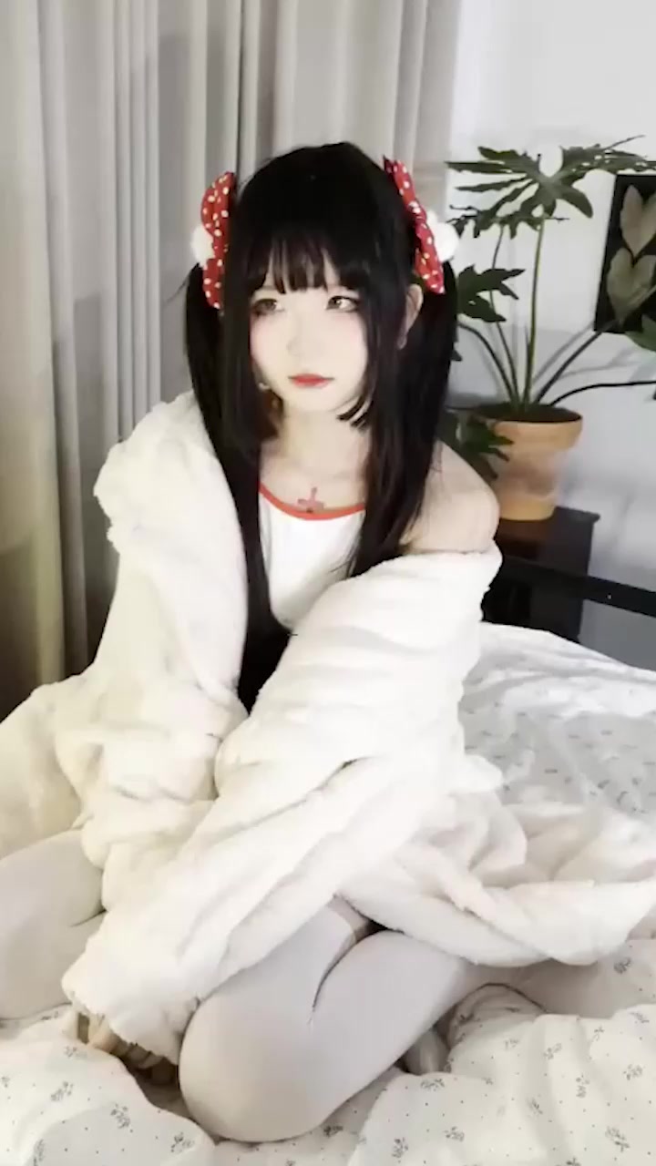 抖音顶流萝莉 野餐兔 重磅核弹 化身护士装小野猫 娇小身躯被无情打桩式猛操 万元定制全网独家首发！